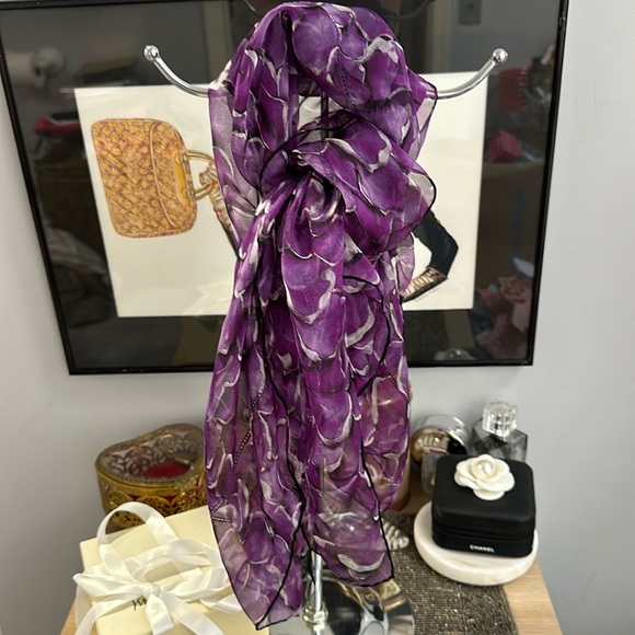 Vintage Yves Saint Laurent 100% silk scarf with original box, tissue and ribbon - Picture 8 of 11